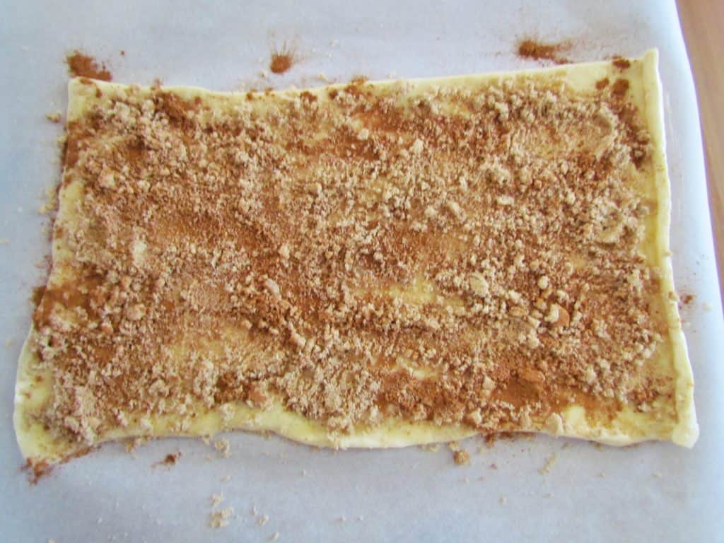 light brown sugar, ground cinnamon on crescent roll seamless dough