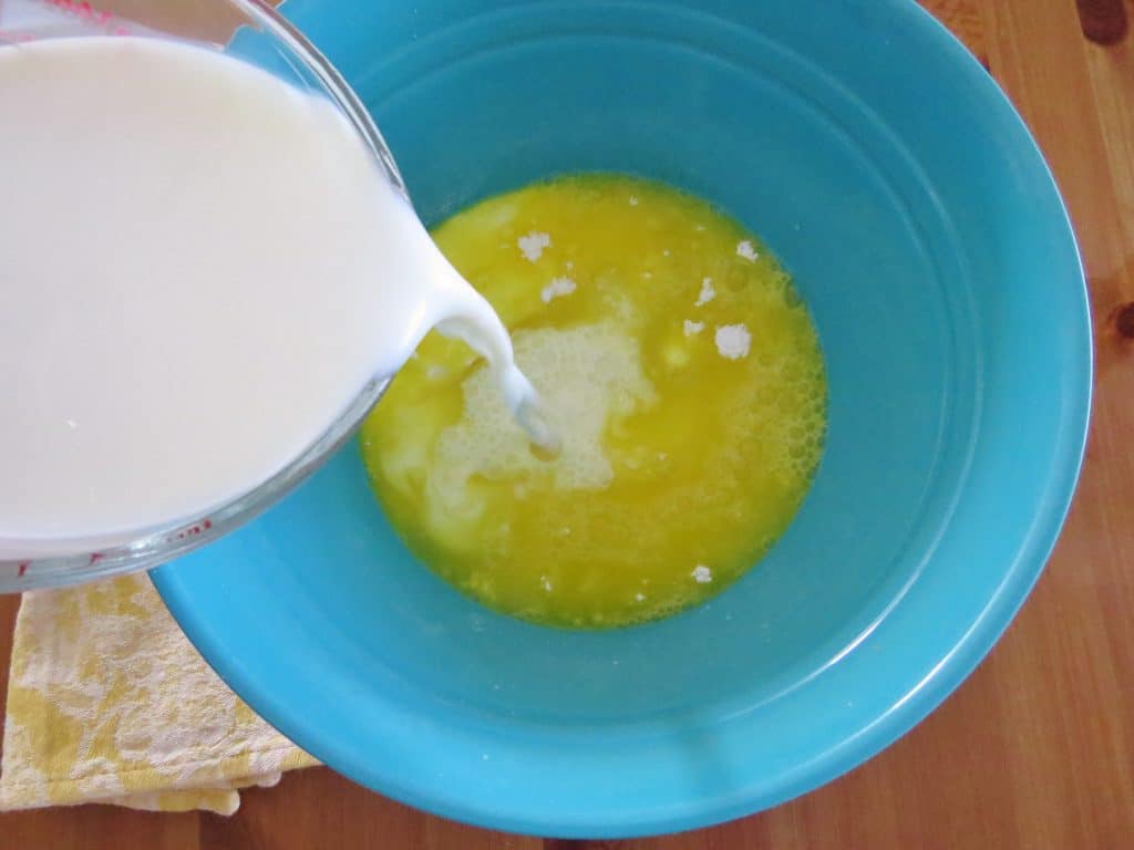 INSTANT LEMON PUDDING COMBINED WITH MILK, SUGAR AND WATER IN A BOWL