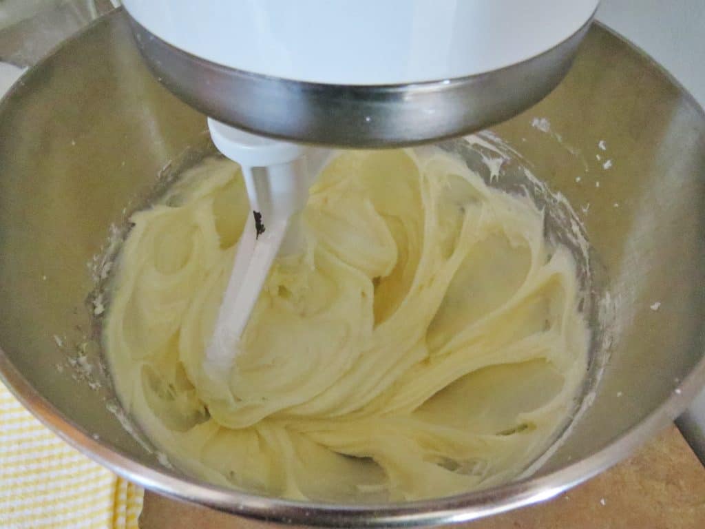 misturar cream cheese amolecido e manteiga em uma batedeira