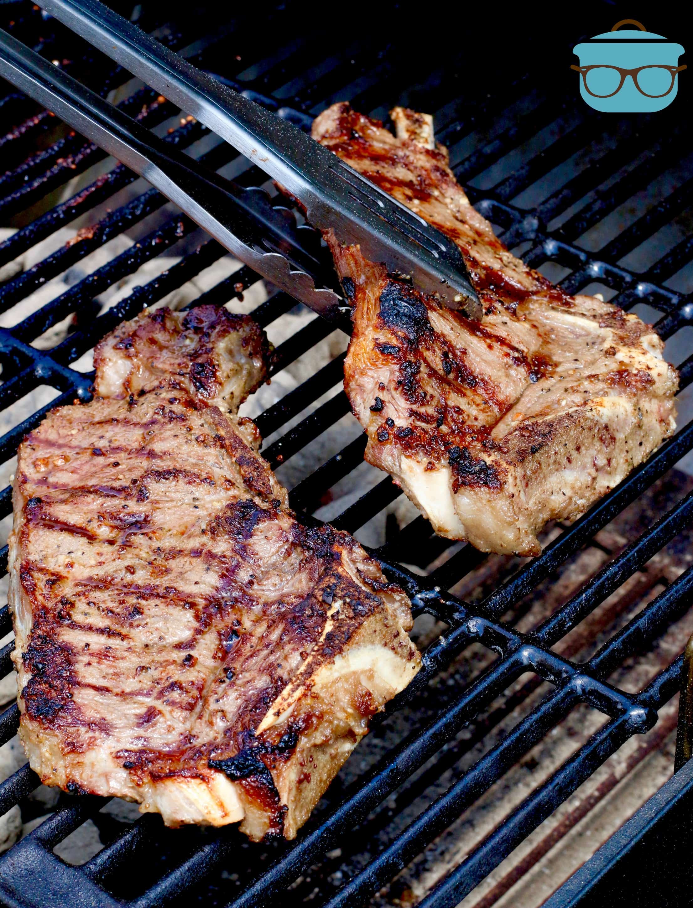 how to gill steaks on a charcoal grill.