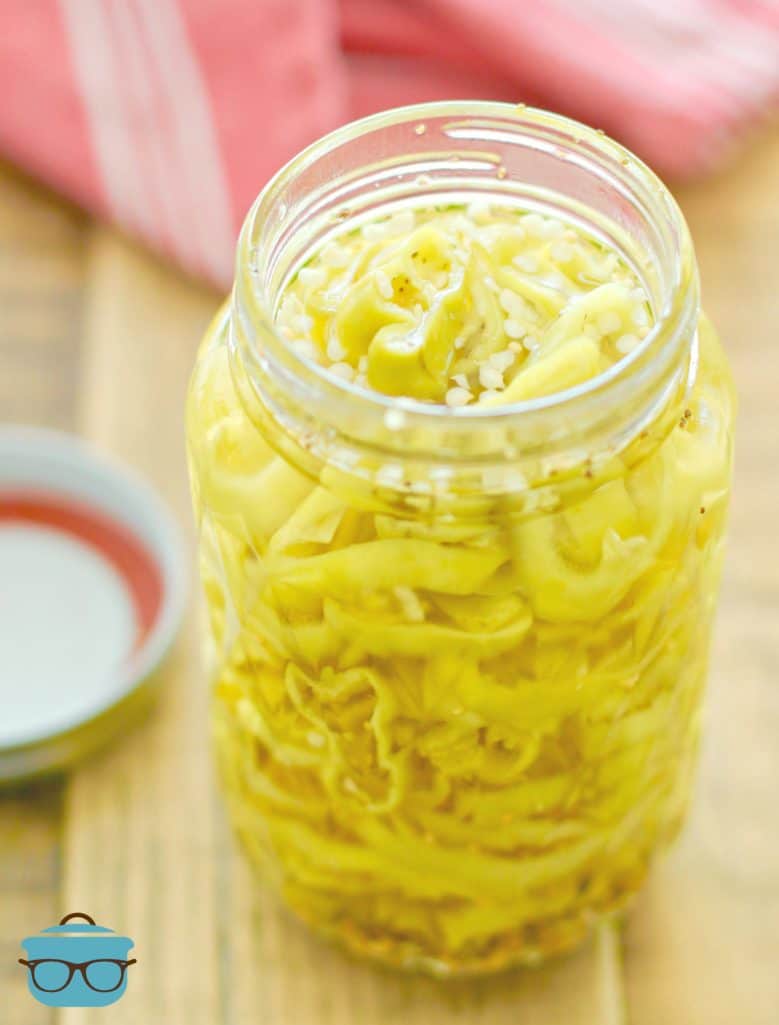 EASY PICKLED BANANA PEPPERS IN A PINT-SIZED CANNING JAR