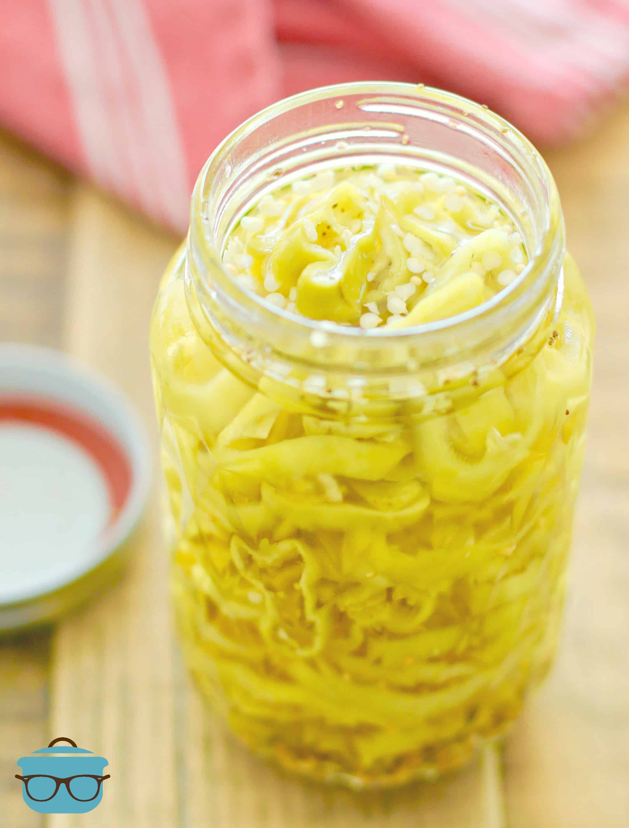 EASY PICKLED BANANA PEPPERS IN A PINT-SIZED CANNING JAR.