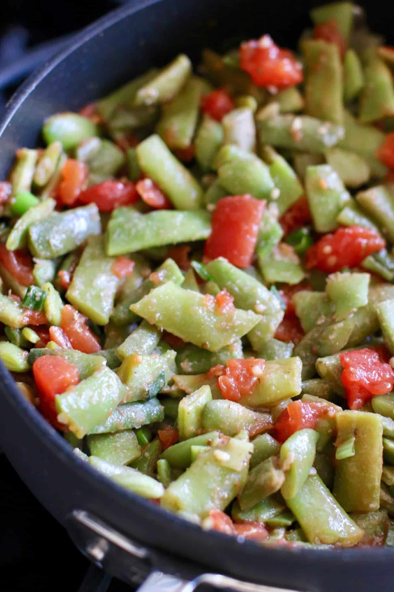 green beans, Italian diced tomatoes, green onion and garlic in a large skillet.