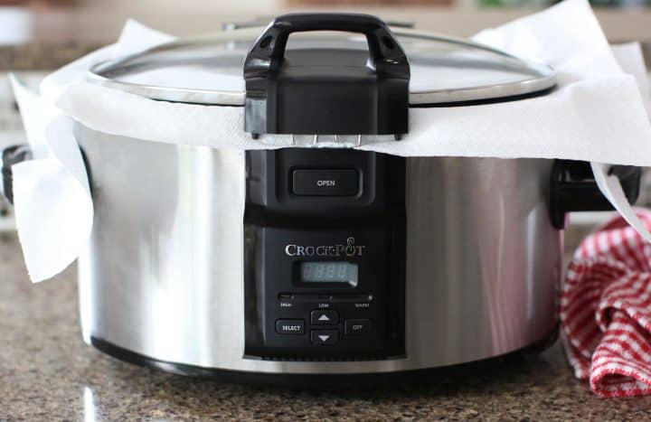 paper towel under the lid of the slow cooker
