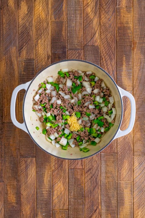 minced garlic added to cooked ground beef in pot.