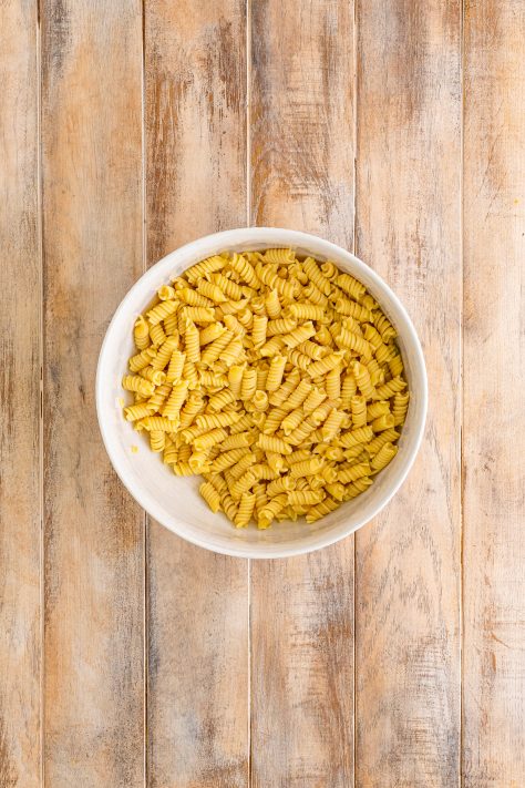 A bowl of cooked Rotini pasta.