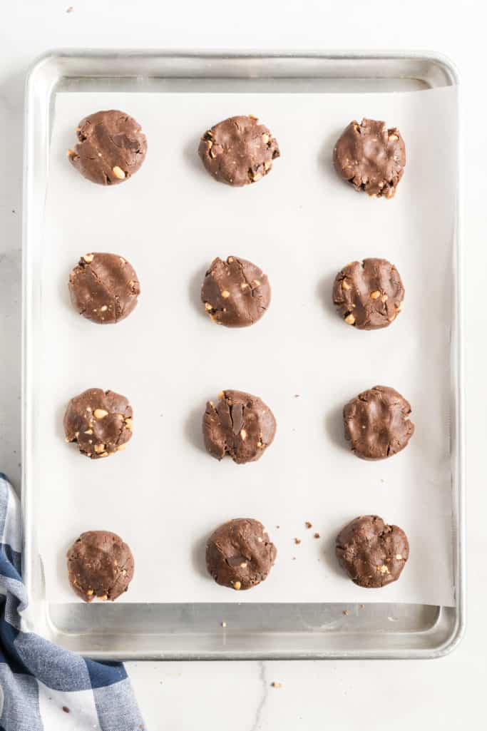 massa de biscoito de manteiga de amendoim com gotas de chocolate ligeiramente achatada
