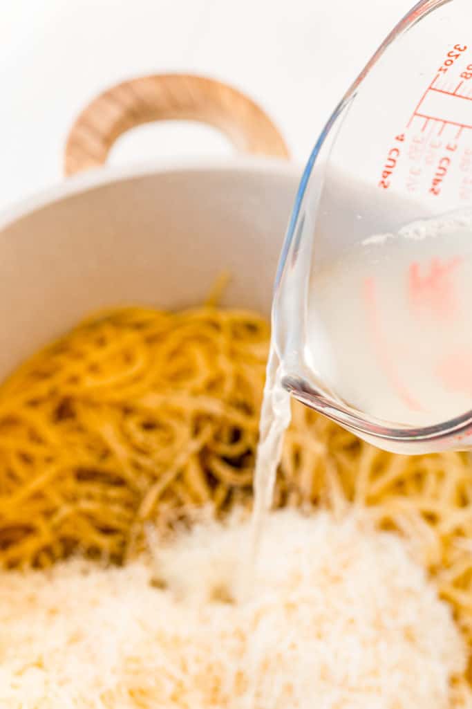 água de macarrão adicionada junto com queijo parmesão ao espaguete cozido e manteiga marrom