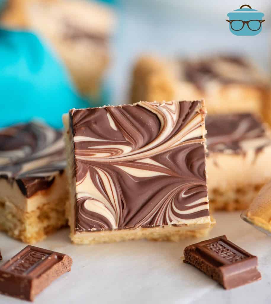 foto de close-up de uma barra de biscoito de açúcar de manteiga Tiger com pequenos pedaços de barra de chocolate Hershey espalhados ao redor