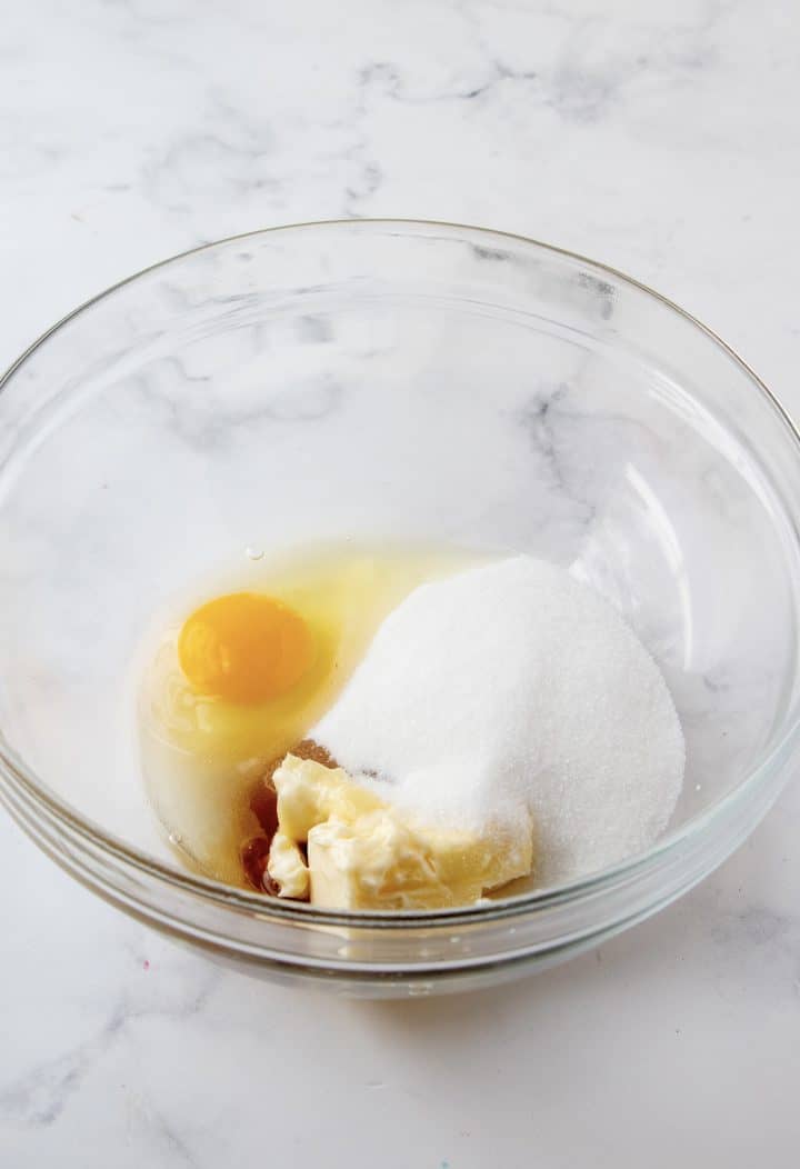 Butter, sugar, egg and vanilla in bowl