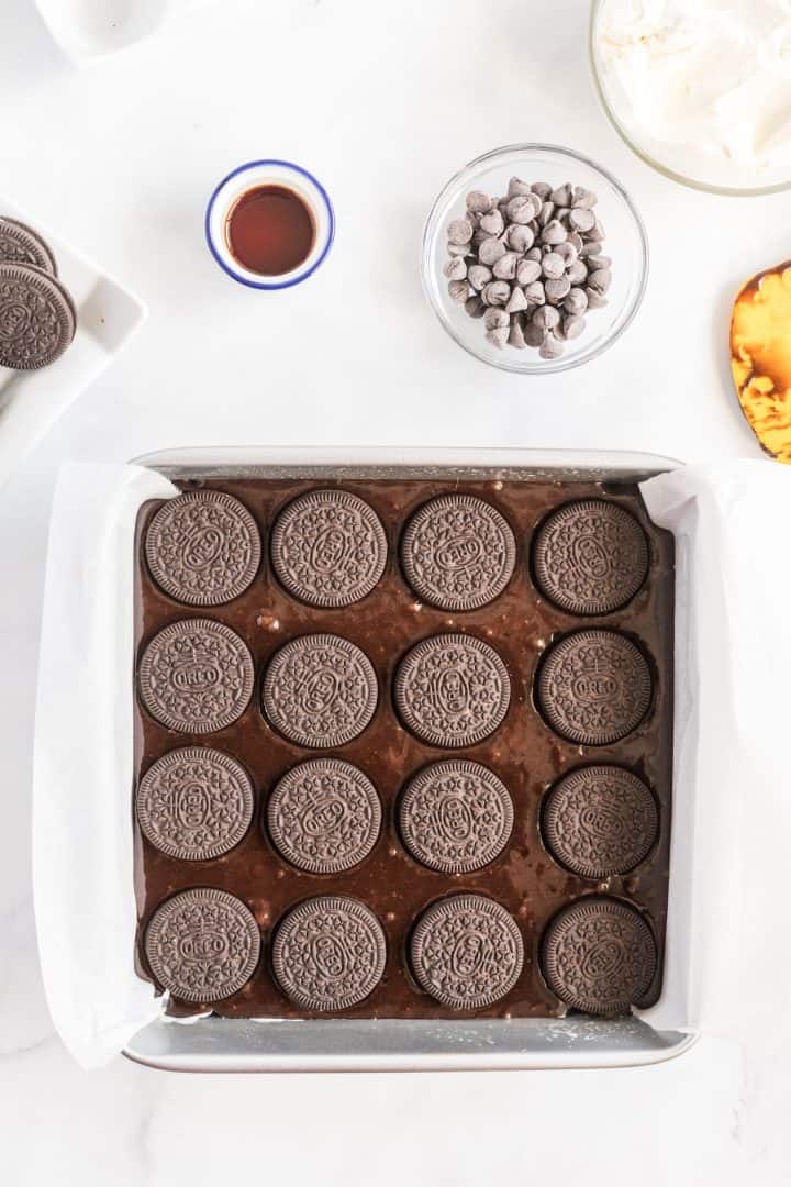 Oreos layered in a single even layer on top of brownie mix.