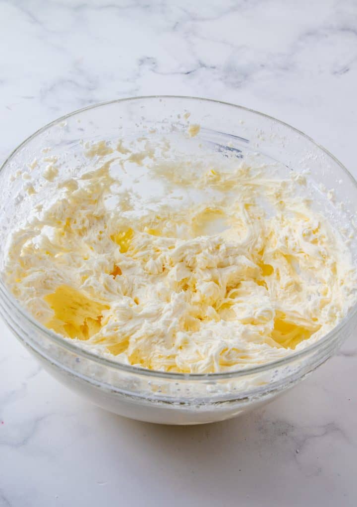  Glaçage fini à la crème au beurre au citron dans un bol.