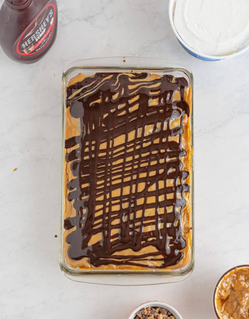 Chocolate drizzled over dulce de leche layer.