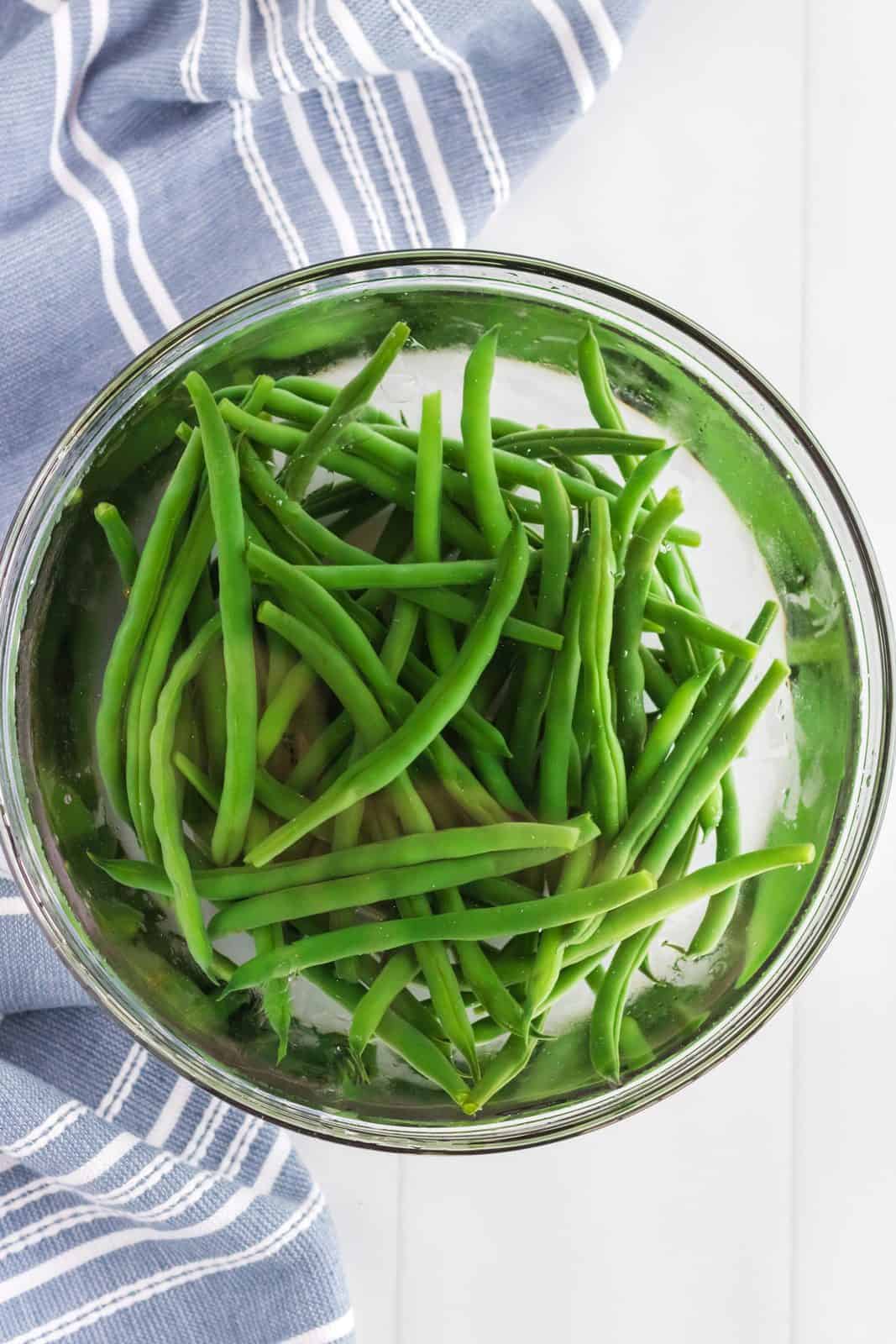 Bowl of drained green beans.