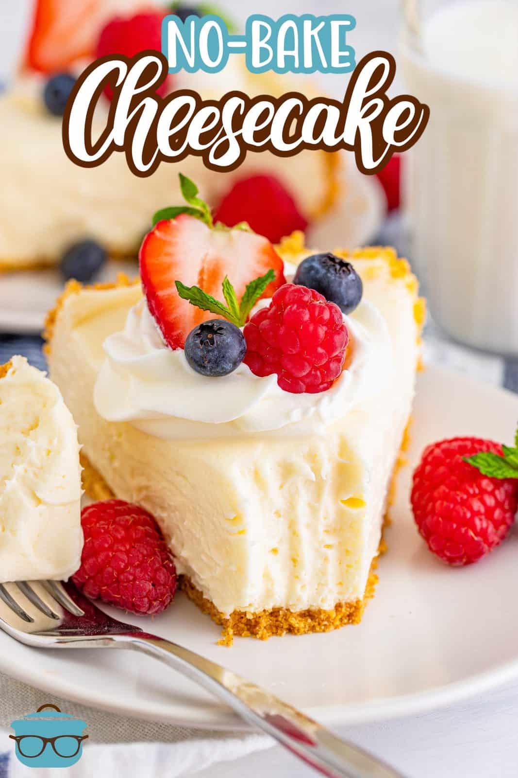 Immagine Pinterest di una fetta di cheesecake senza cottura con il morso tirato fuori e condita con frutta.