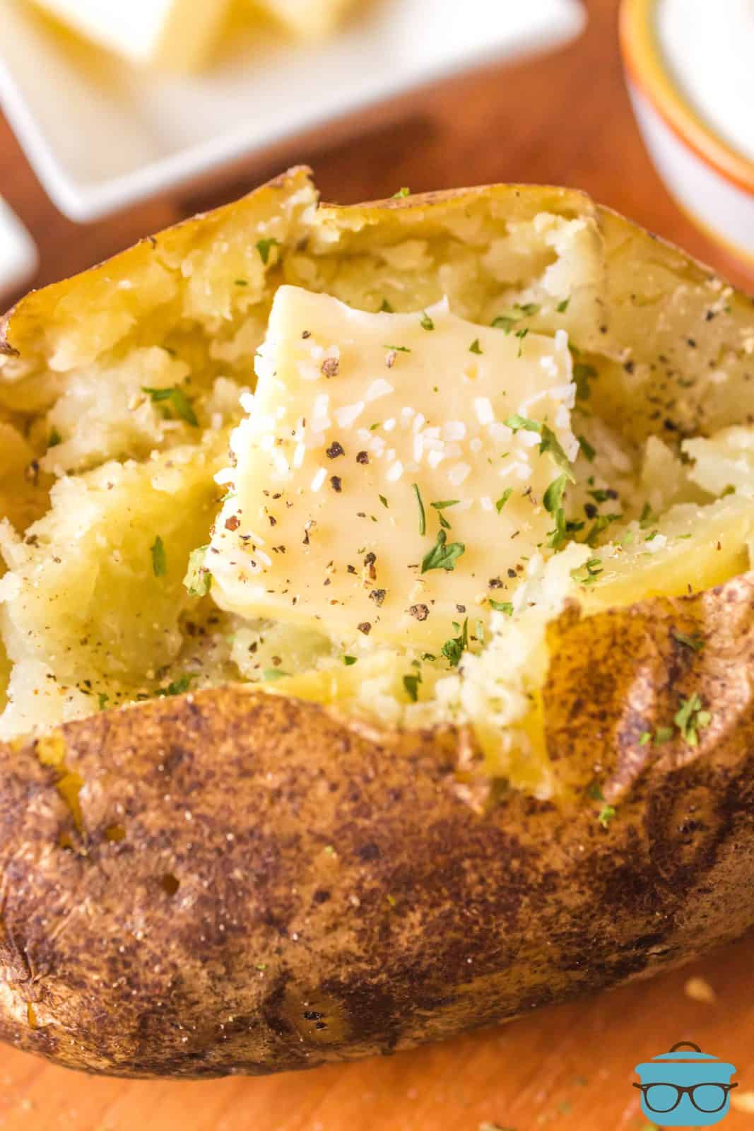 Primo piano di patate al forno grigliate con burro.