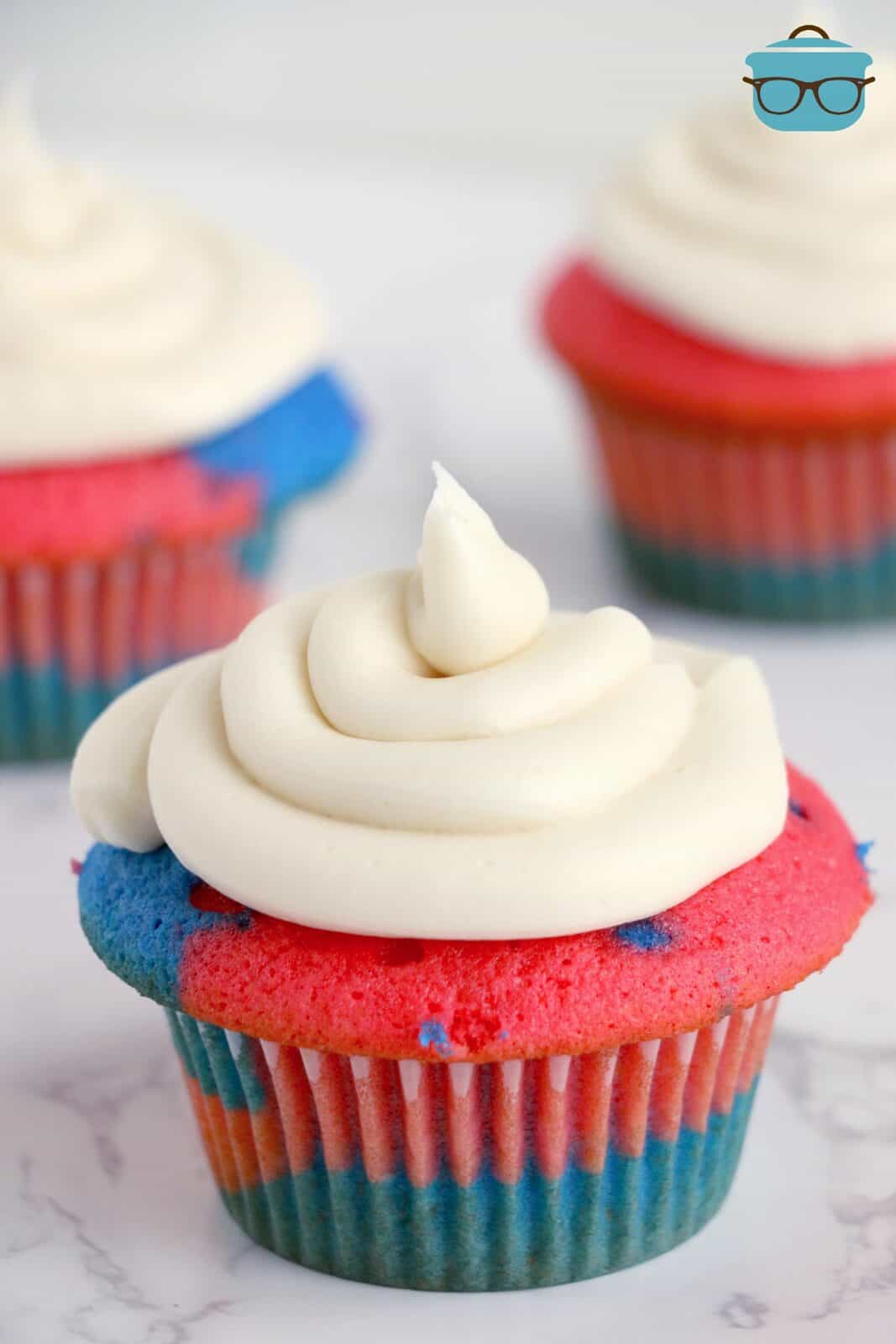Glassare i cupcakes rossi, bianchi e blu.