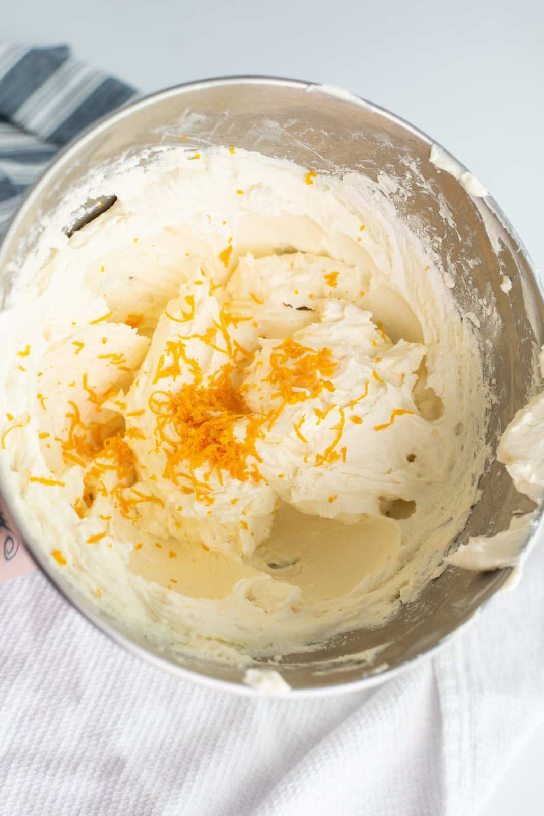 Farina, sale e scorza d'arancia aggiunti alla crema di formaggio.