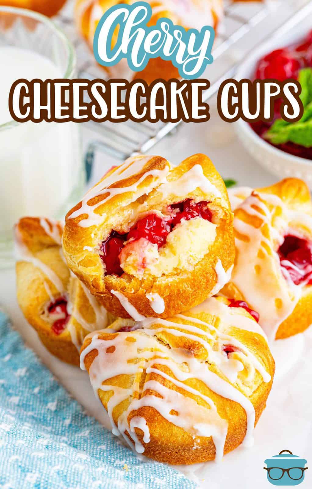 Immagine Pinterest di tazze Easy Cherry Cheesecake impilate sul vassoio.