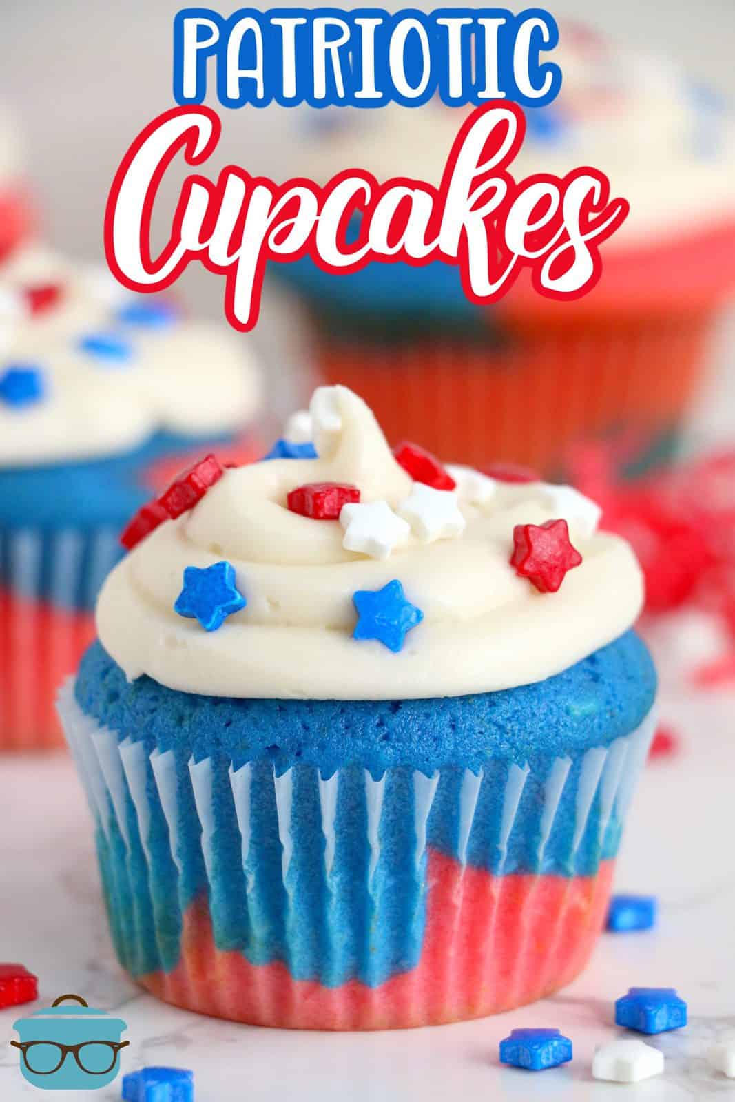 Immagine Pinterest di cupcakes rossi, bianchi e blu finiti e decorati.