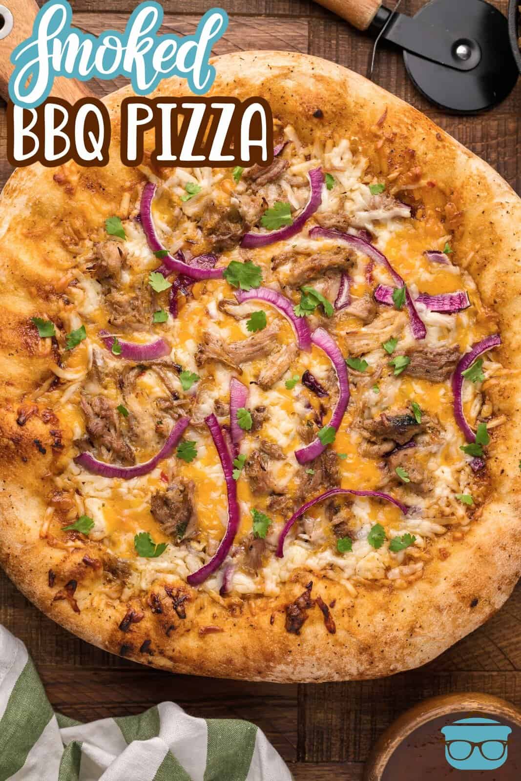 Sovraccarico dell'immagine Pinterest di pizza affumicata con barbecue finita.