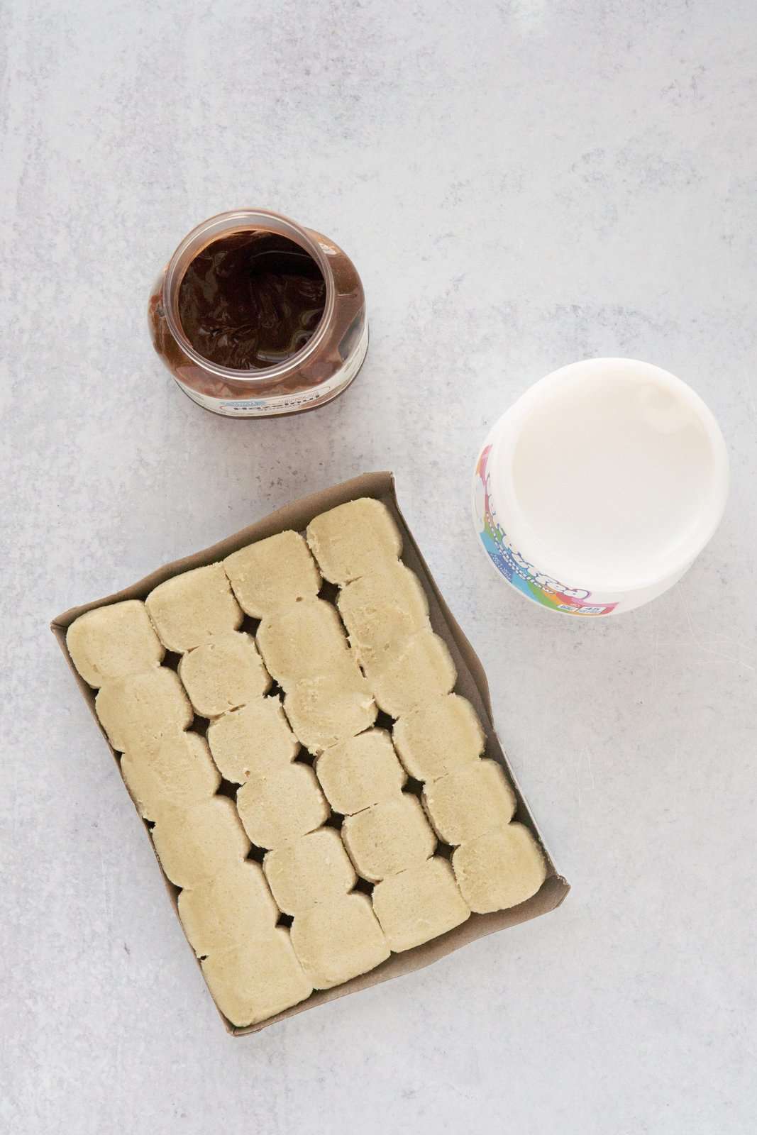 Ingredienti necessari: pasta biscotto di zucchero refrigerata, crema spalmabile al cioccolato alle nocciole e crema di marshmallow soffiato al jet.