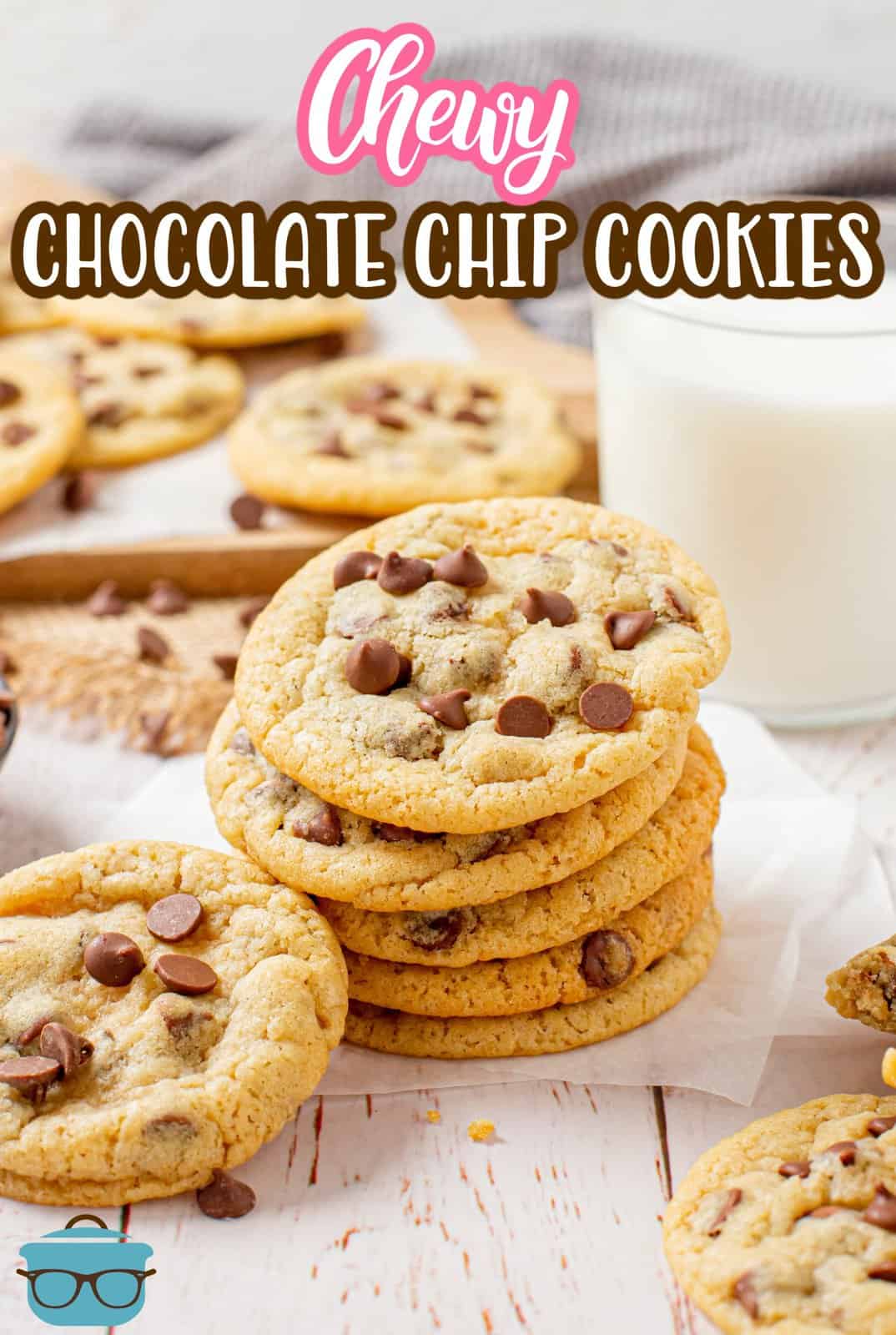Immagine Pinterest di biscotti gommosi con gocce di cioccolato impilati su carta pergamena con latte dietro di loro.