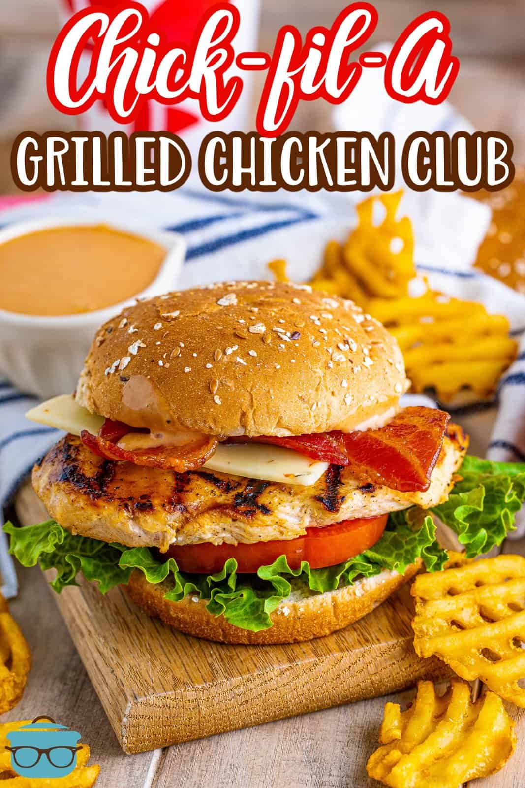 Immagine Pinterest di Chick-fil-A Sandwich di pollo alla griglia rifinito su una tavola di legno con i lati accanto.
