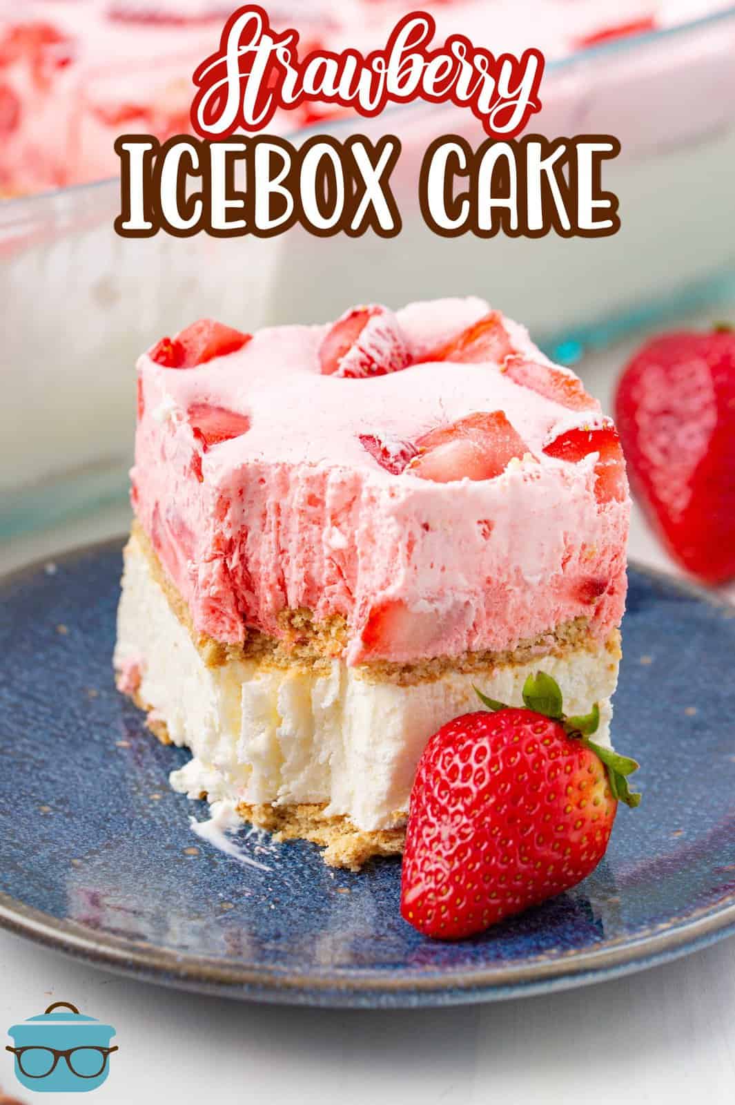 Slice of Strawberry Icebox Cake Pinterest immagine con morso tirato fuori sul piatto con fragola.