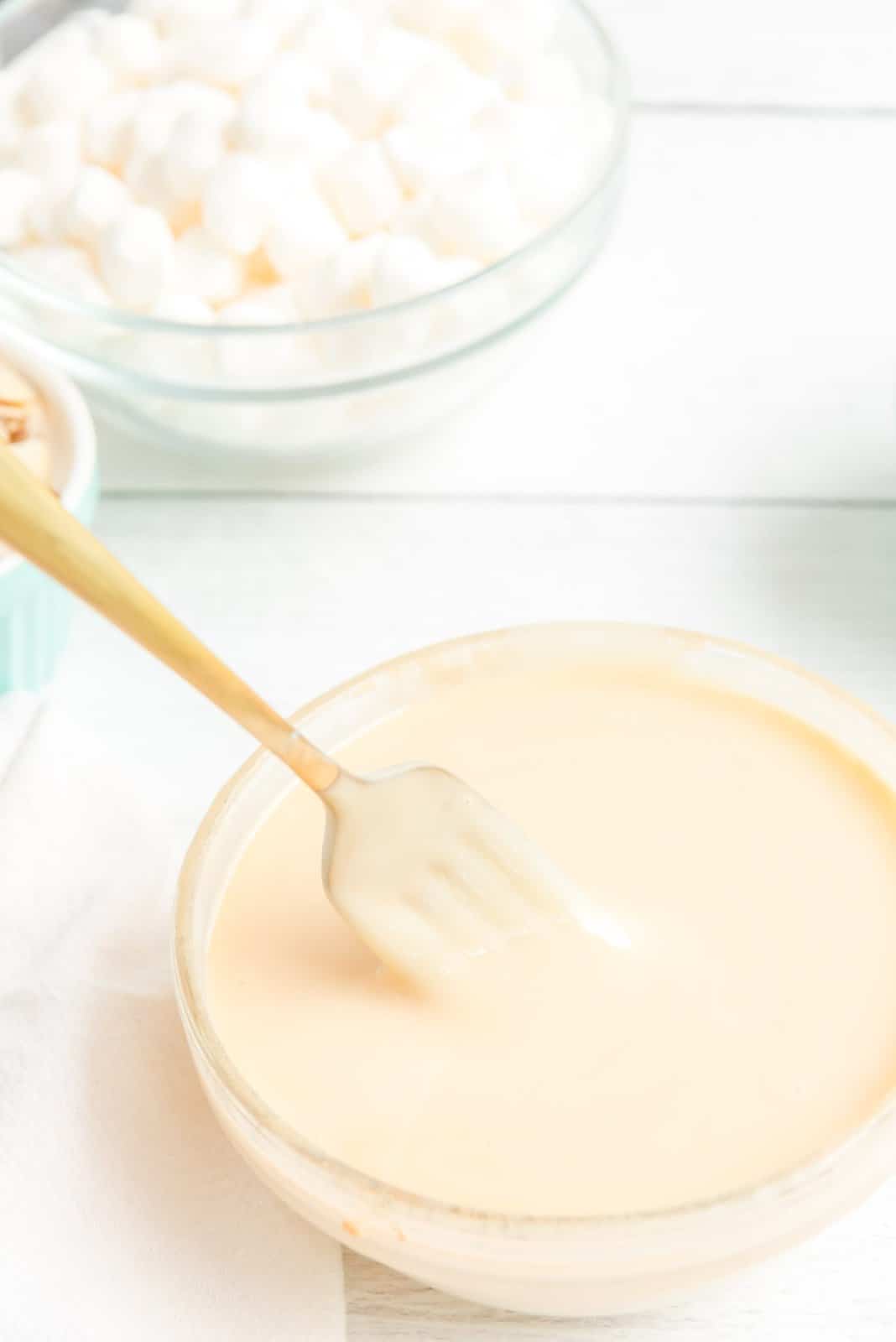Latte condensato zuccherato e vaniglia mescolati insieme in una ciotola.