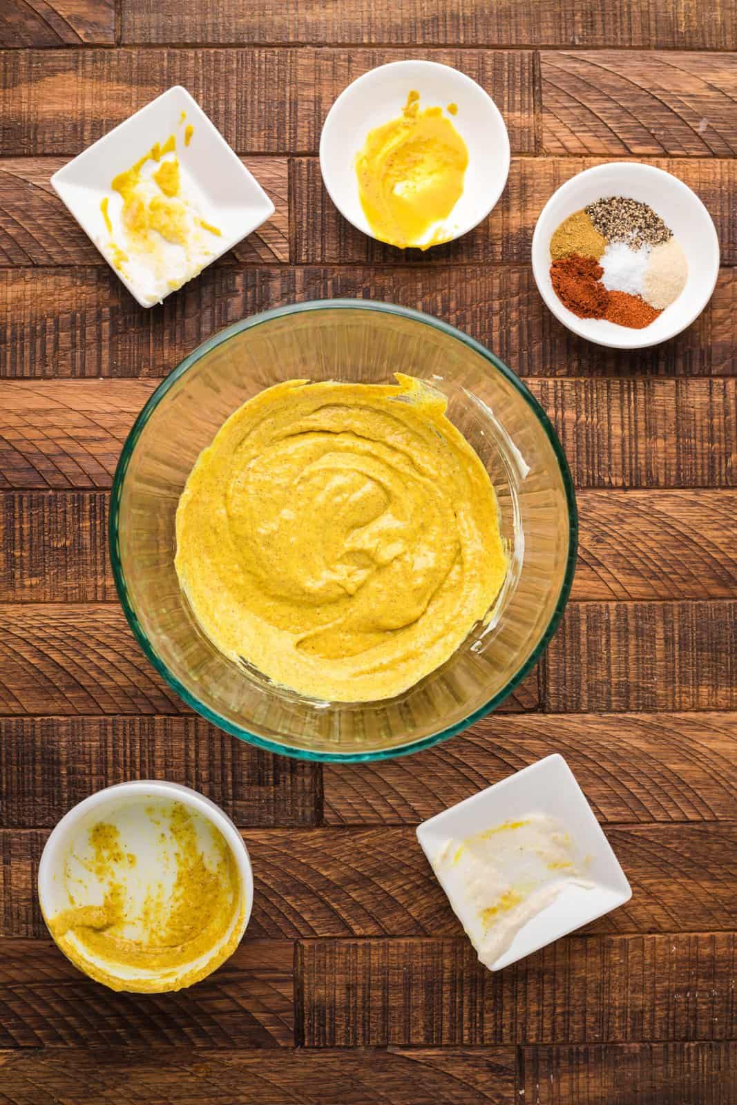 Pasta di senape mescolata insieme in una ciotola.