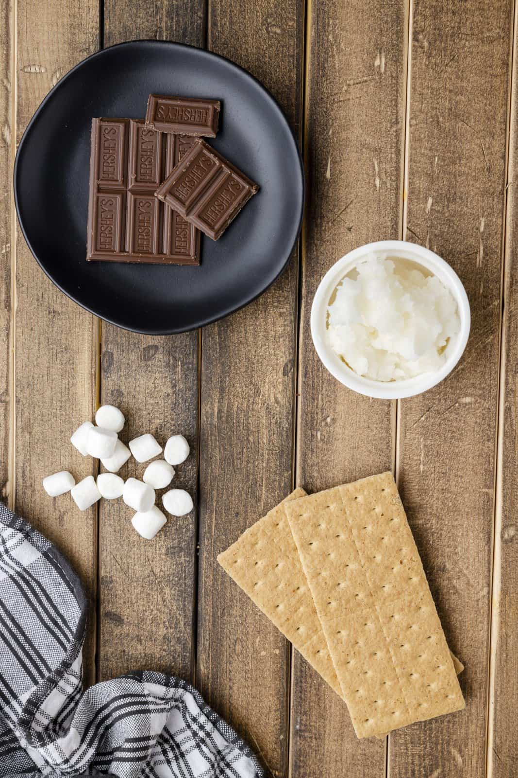 Ingredients needed: milk chocolate, coconut oil, mini marshmallows and graham crackers.