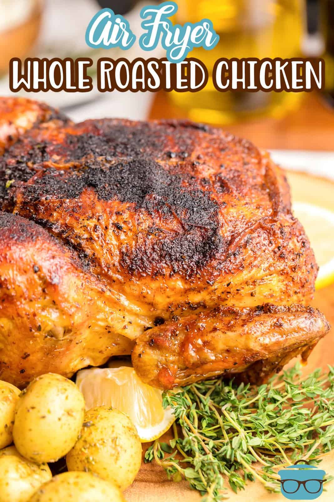 Immagine Pinterest che mostra pollo arrosto intero con friggitrice ad aria con patate ed erbe aromatiche.