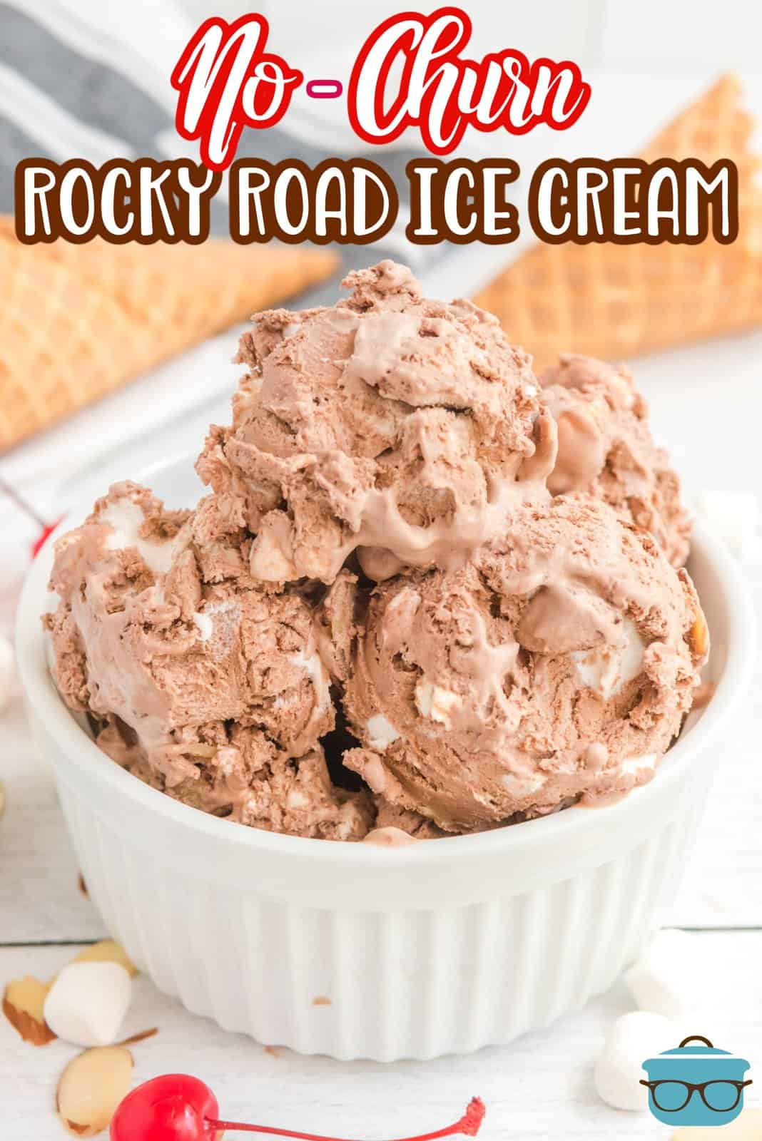 Immagine Pinterest del gelato No-Churn Rocky Road in ramekin bianco con marshmallow e noci intorno alla ciotola.
