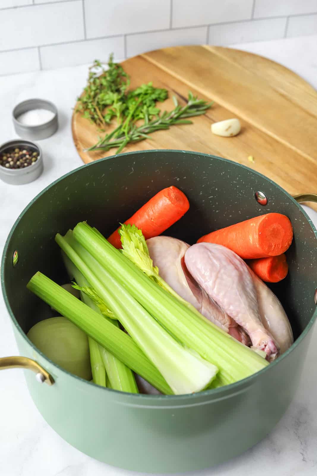olio, pollo intero, cipolla, carote, sedano e aglio aggiungere al fondo della pentola.