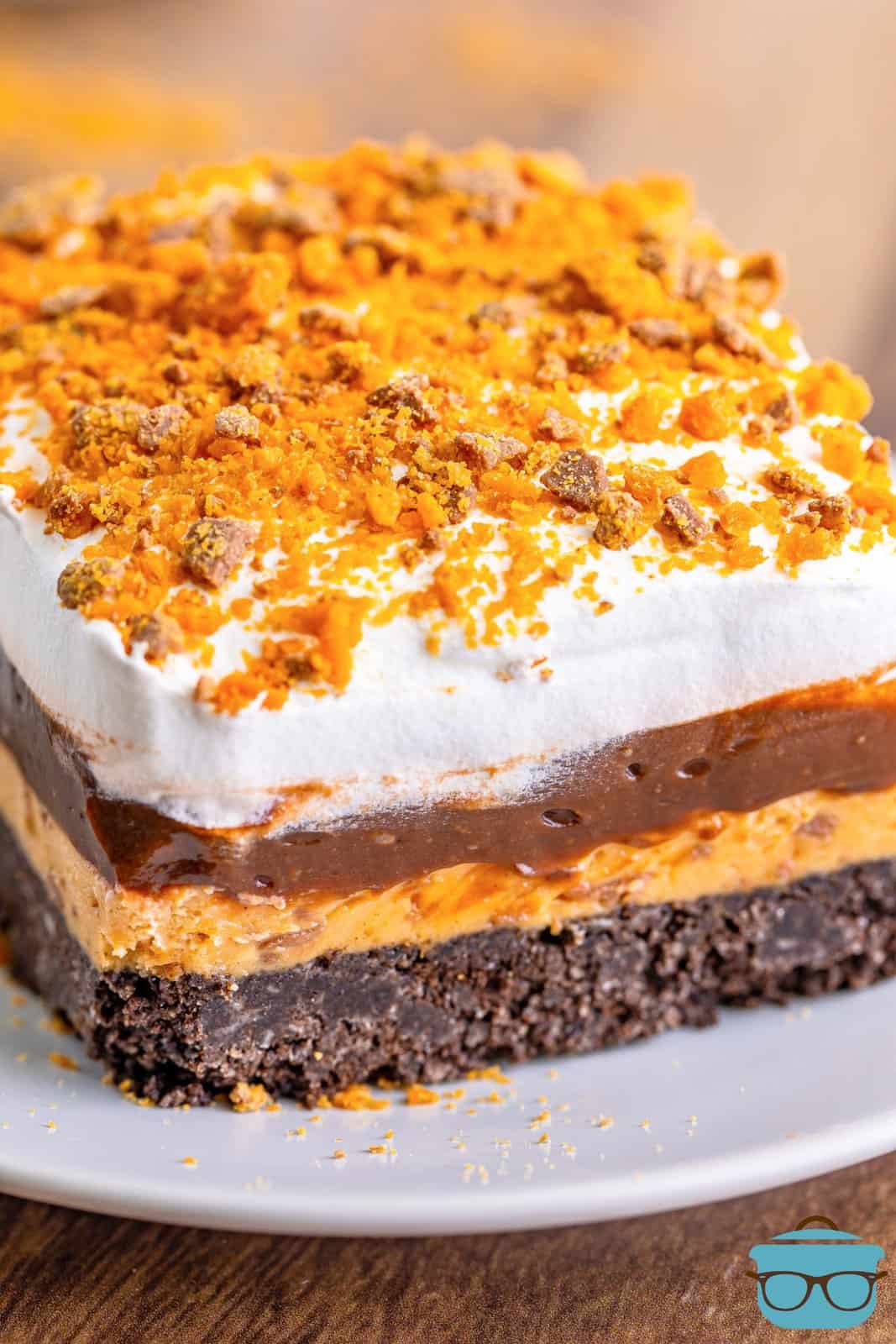 Close up looking at the layers of a slice of Butterfinger Lush.