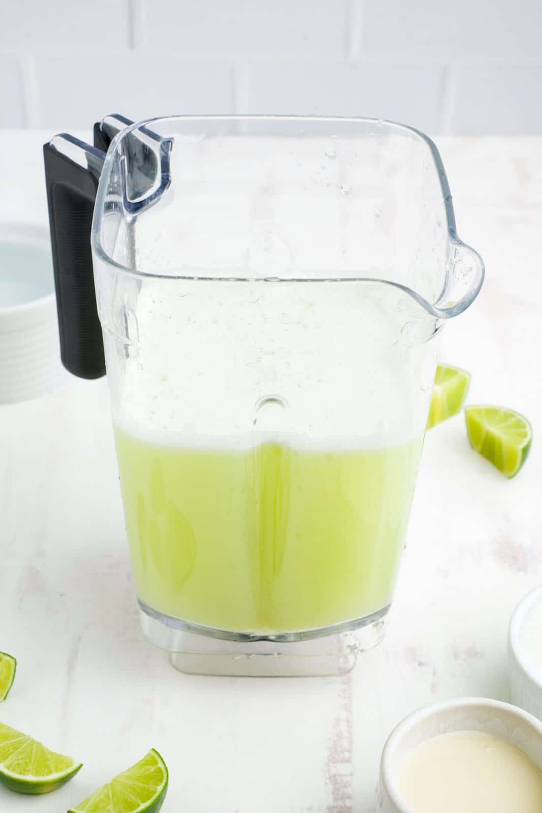 A blender with a brazilian lemonade.