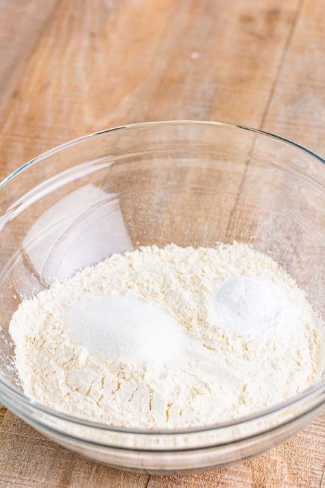 A baking dish of all-purpose flour, granulated sugar, aluminum-free and baking powder. 