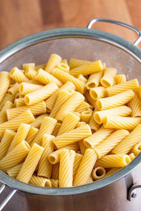 A strainer of cooked rigatoni.