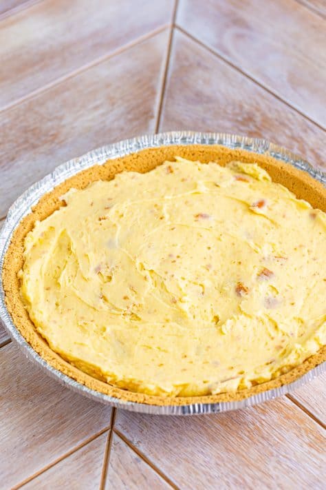 Unbaked Banana Pudding Cheesecake in a pie crust.