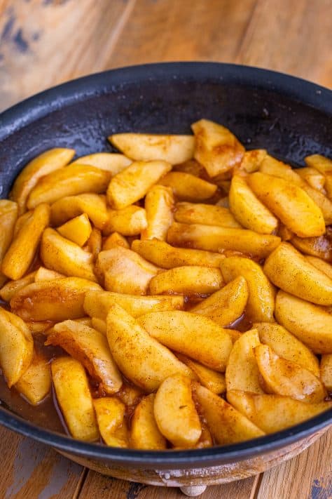 A skillet with Fried Apples in it.