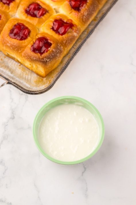 Butter and sugar mitxure in a bowl.