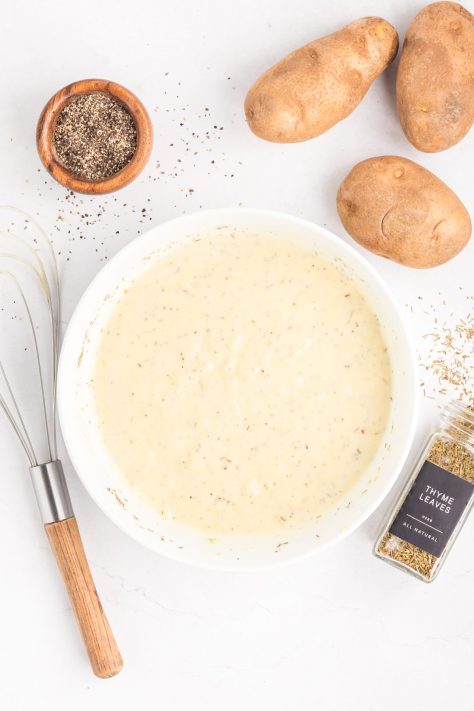 A bowl of cream sauce.