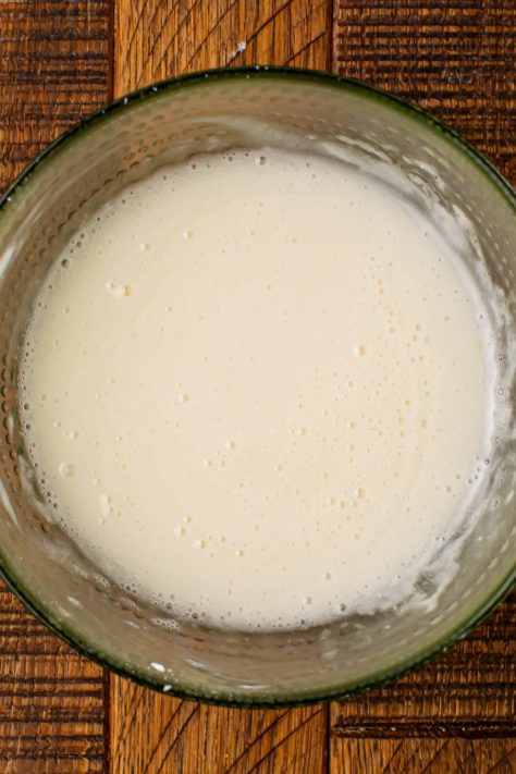 A glaze made with powdered sugar and lemon juice.