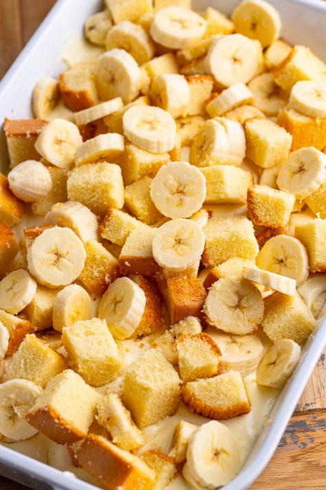 Layers of bananas, pound cake, and pudding mixture in a dish.