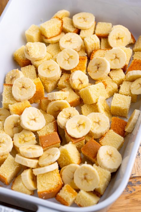 Sliced bananas and pound cake in a dish.