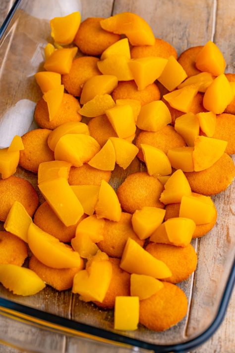 A layer of peaches on top of Nilla wafers.